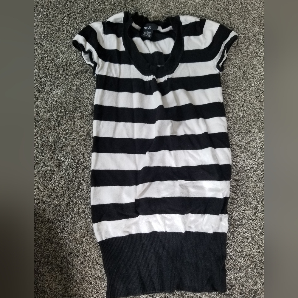 Rue 21  sweater size S